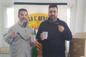 El Ayuntamiento de Bétera reparte 5.100 vasos reutilizables a las 5 comisiones falleras para concienciar sobre el uso del plástico