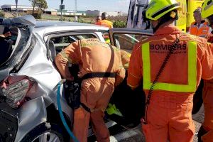 Un hombre queda atrapado en su coche tras chocar contra un camión en Guadassuar