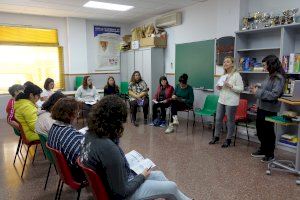 Ontinyent ofereix una xerrada sobre menstruació a les usuàries del CRIS dins la programació del “Dia de la Dona”