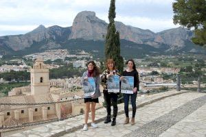 La regidora de Joventut d'Altea en la presentació de la segona Ruta Cultural i Mediambiental