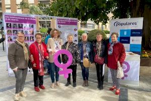 El PP de Torrent homenajea a 50 mujeres pioneras en una exposición en la calle