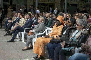 El Ayuntamiento de Alicante conmemora por vez primera con éxito el acto del Día de la Mujer en la plaza de Argel en defensa de la igualdad y la diversidad - (foto 3) El Ayuntamiento de Alicante conmemora por vez primera con éxito el acto del Día de la Mujer en la plaza de Argel en defensa de la igualdad y la diversidad - (foto 3)