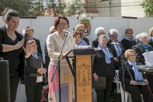 El Ayuntamiento de Alicante conmemora por vez primera con éxito el acto del Día de la Mujer en la plaza de Argel en defensa de la igualdad y la diversidad - (foto 4) El Ayuntamiento de Alicante conmemora por vez primera con éxito el acto del Día de la Mujer en la plaza de Argel en defensa de la igualdad y la diversidad - (foto 4)