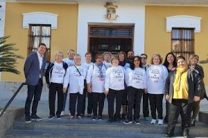 El grupo de andadoras de Burjassot “A por la salud…paso a paso” lee su manifiesto por el Día Internacional de la Mujer en la Plaza del Ayuntamiento