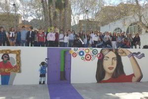 30 estudiantes de Xàtiva y de Holanda pintan un mural por la Igualdad en uno de los accesos al Gran Teatro