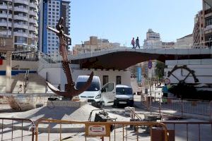 Benidorm completa estos días la urbanización de la plaza Doctor Fleming, incluida la reinstalación del ancla