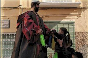 El alumnado del IES La Canal llenará de música, tradiciones y teatro el centro histórico de Petrer con “La llegenda dels gegantons” - (foto 3)
