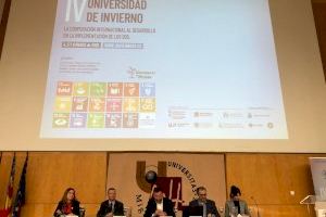 El alcalde de Elche clausura la IV Universidad de Invierno sobre cooperación internacional  y desarrollo sostenible celebrada en la UMHE - (foto 3)