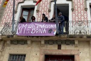 Lectura de un manifiesto y colocación de una pancarta conmemorativa del 8 de marzo en el Ayuntamiento