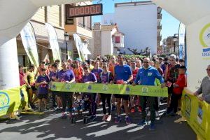 Una marea morada de más de 360 personas inunda las calles de Oropesa del Mar en la Cursa de la Dona