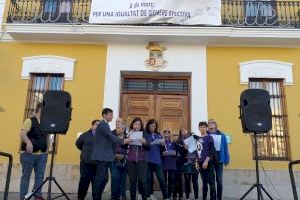 Burjassot finaliza sus actos por el Día internacional de la Mujer con la lectura el manifiesto reivindicativo y su participación en la manifestación de Valencia