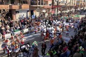 Benifaió abre las puertas a la fiesta fallera con  la cabalgata y la Crida