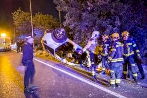 Bomberos del SPEIS intervienen de madrugada en dos accidentes con una excarcelación para rescatar a una persona atrapada en el interior del vehículo en un aparatoso accidente en la Avenida de Denia