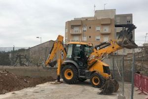 El Ayuntamiento inicia los trabajos previos para la colocación de las nuevas aulas prefabricadas en el CEIP La Baia de Elche