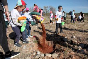 El Dia de l'Arbre al Paisatge Protegit de la Desembocadura del riu Millars uneix a xiquets i majors