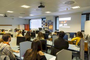 L'alumnat del Grau en Traducció i Comunicació de l’UJI rep la visita de l’Associació d’Implantats Coclears de la Comunitat Valenciana