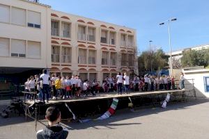 El projecte «Musiquem» de l'UJI celebra un concert i mascletà reciclada al CEIP Maestro Canós Sanmartín de Castelló