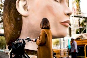 L'artista de la falla municipal proposa que “la gran meditadora” es quede en la plaça de l'Ajuntament