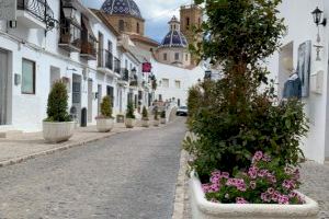 La Pública plena de flors i plantes els parcs i jardins d'Altea