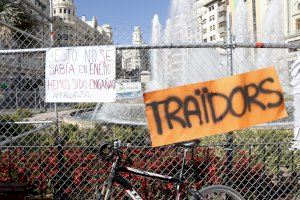 Pancartes de protesta a València per la suspensió de les Falles: “Hem seguisc enganyats”