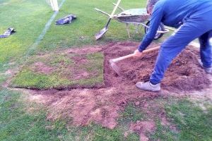 Deportes resiembra con tepes las zonas de las porterías del campo de fútbol