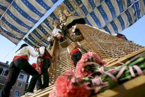 Los escolanes de la Virgen cantarán mañana desde sus balcones el Himno de la Coronación en recuerdo de la Ofrenda fallera