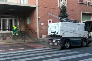 El Ayuntamiento y Urbaser establecen un dispositivo para priorizar la limpieza y desinfección del entorno de los centros sanitarios, farmacias, mercados de abastos y supermercados