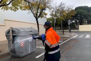 El Ayuntamiento refuerza la desinfección en aceras, marquesinas de autobuses, mobiliario y entornos de centros sanitarios en barrios, zonas deportivas e industriales