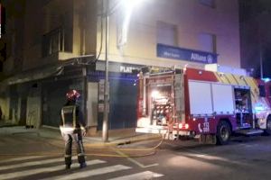 El incendio de una cafetería en Peñíscola obliga a confinar a un edificio entero