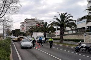 Sacan a un surfista del mar en Alicante por incumplir la orden de confinamiento - (foto 2) Sacan a un surfista del mar en Alicante por incumplir la orden de confinamiento - (foto 2)
