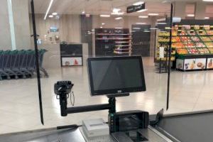 Mercadona instal·larà mampares en les caixes i obligarà a usar guants als clients