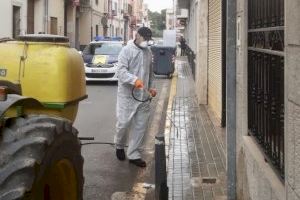 Agricultores voluntarios fumigan la población de Betxí