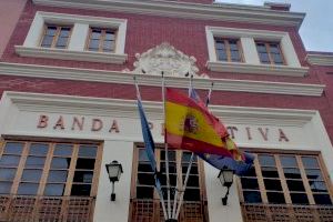 La Banda Primitiva penja el crespó negre en la bandera de la societat en reconeixement a totes les víctimes del Covid19