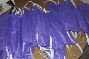 Voluntarias de Manos Unidas en Pego y Carcaixent confeccionan desde sus casas más de mil mascarillas, gorros y batas sanitarias ante la pandemia - (foto 2) Voluntarias de Manos Unidas en Pego y Carcaixent confeccionan desde sus casas más de mil mascarillas, gorros y batas sanitarias ante la pandemia - (foto 2)
