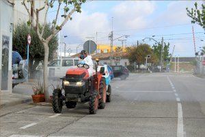 Los agricultores de Novelda sacan sus tractores a la calle para colaborar en las tareas de desinfección