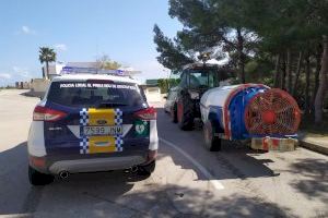 Un tractor con depósito pulverizador desinfecta todo el término municipal de El Poble Nou de Benitatxell