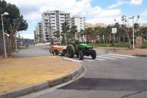 Un grupo de agricultores de Oropesa del Mar colabora con el Ayuntamiento para desinfectar las calles