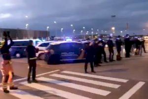 Policías, bomberos y sanitarios se “unen” en un emotivo aplauso en el hospital de Gandia