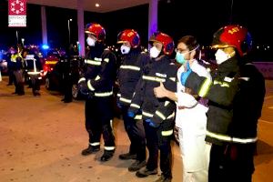 Bomberos y Policías rinden una sentida ovación al personal sanitario del Hospital de la Plana - (foto 2)