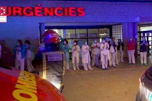 Bomberos y Policías rinden una sentida ovación al personal sanitario del Hospital de la Plana - (foto 3)