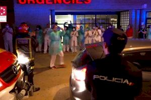 Bomberos y Policías rinden una sentida ovación al personal sanitario del Hospital de la Plana - (foto 4)