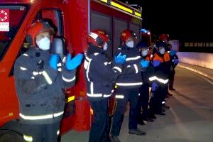 Bomberos y Policías rinden una sentida ovación al personal sanitario del Hospital de la Plana - (foto 5)