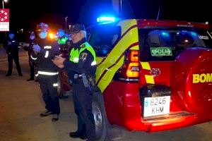 Bomberos y Policías rinden una sentida ovación al personal sanitario del Hospital de la Plana - (foto 6)