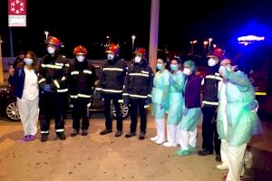 Bomberos y Policías rinden una sentida ovación al personal sanitario del Hospital de la Plana - (foto 7)