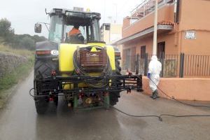 Manises refuerza la limpieza de sus calles para frenar el COVID19 con tractores agrícolas