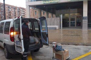 La Brigada Municipal recoge el material sanitario que la Generalitat está haciendo llegar a los Ayuntamientos