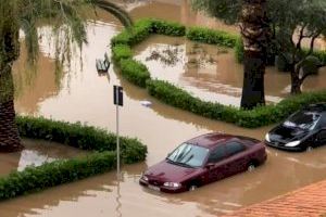 Veïns de Burriana queden atrapats en els seus vehicles per l'aigua