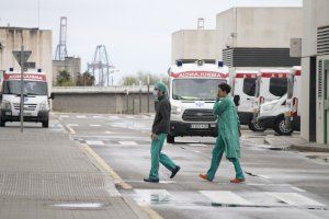 Enxampen a una netejadora d'hospital revenent material sanitari