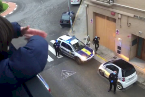 La Policía Local de Benetússer felicita el cumpleaños durante el confinamiento