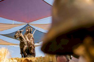 Elche invita a sus vecinos a engalanar sus balcones para celebrar un histórico Domingo de Ramos